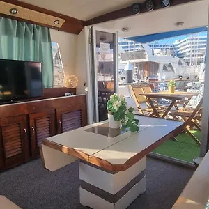 Beautiful And Comfy Boat In With Boat Tour Option , Barcelona España